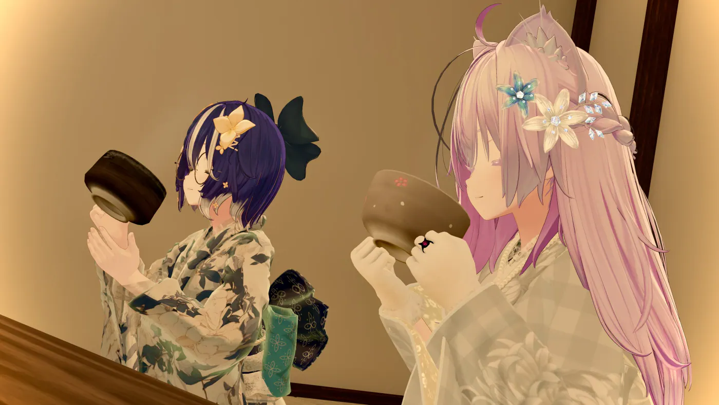 和服の二人が並んで、お茶碗でお茶を飲んでいる