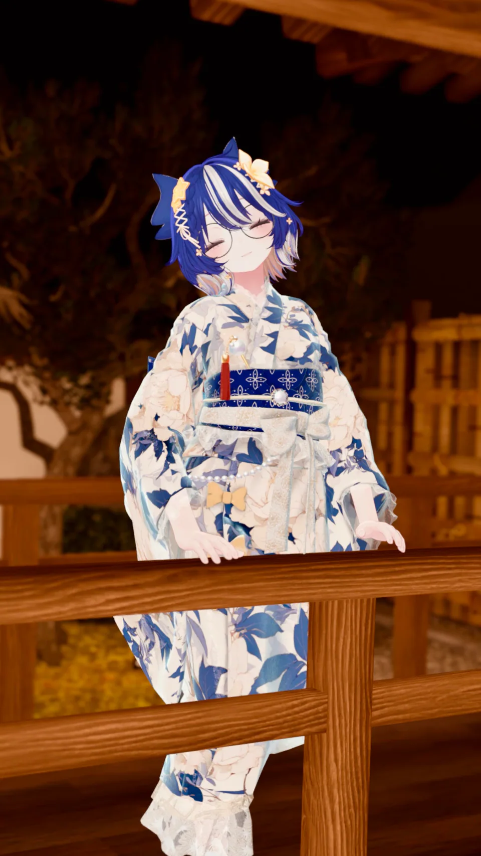 夜の縁側で、青と白の浴衣姿のさばのぬしが手すりに手を添え、目を閉じて微笑んでいる